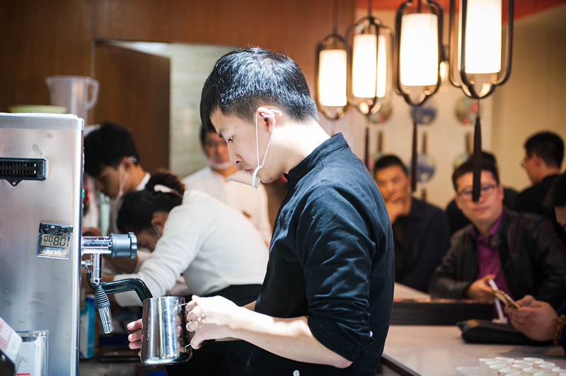 蜜雪冰城加盟店在节假日这么吸引客流？