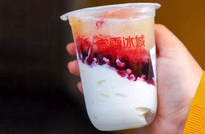 开一家蜜雪冰城​奶茶加盟店要多少钱?未来